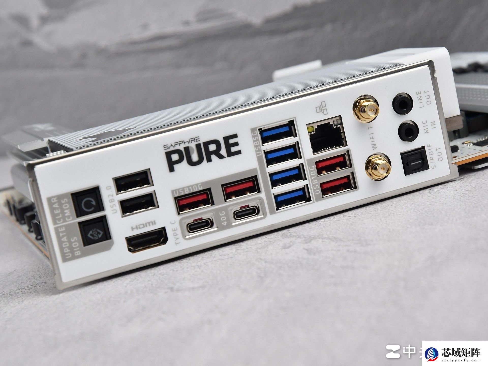 支持背插显卡！蓝宝石 NITRO+ 氮动极光 X870EA PhantomLink PE主板评测