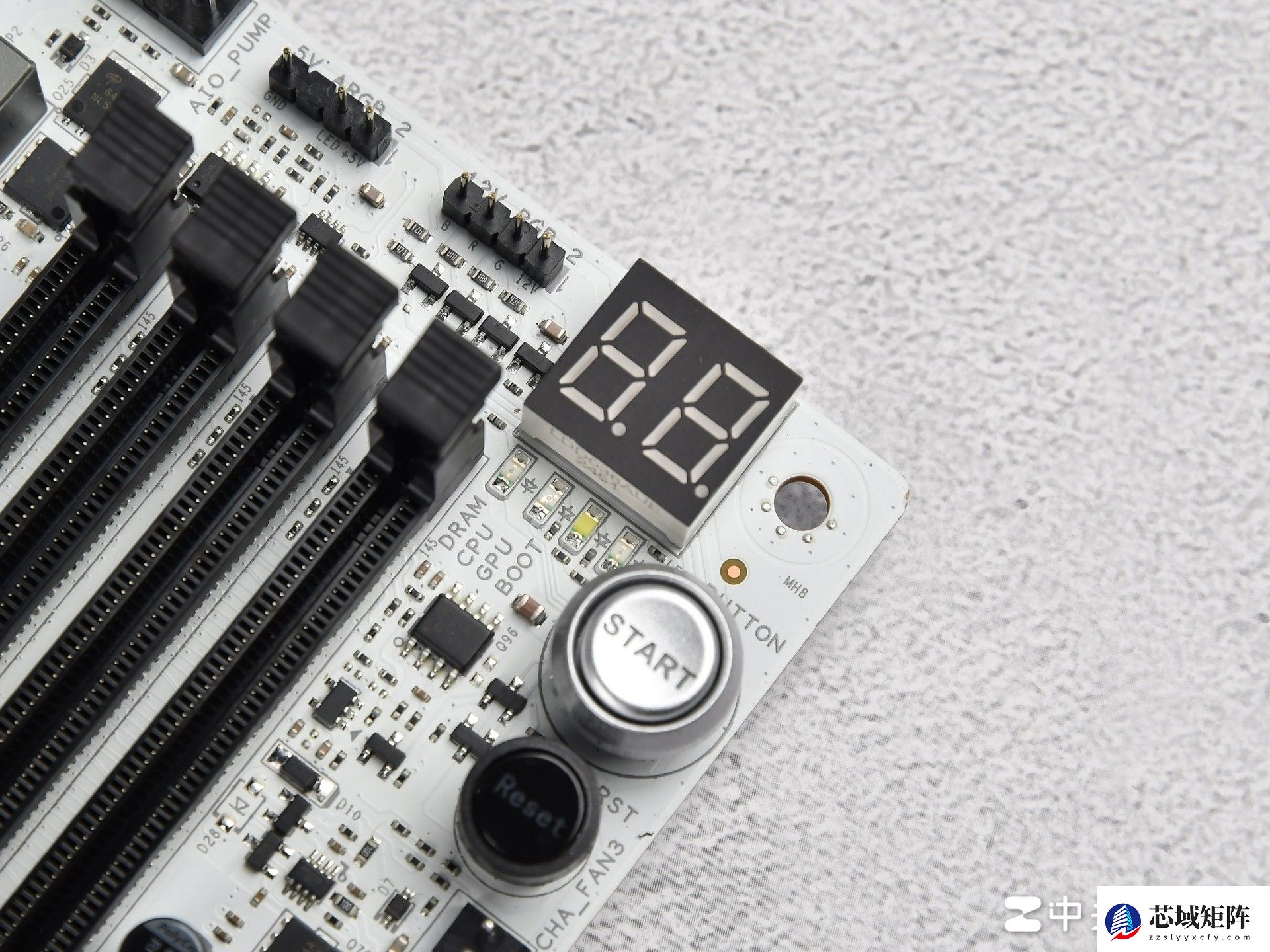 支持背插显卡！蓝宝石 NITRO+ 氮动极光 X870EA PhantomLink PE主板评测