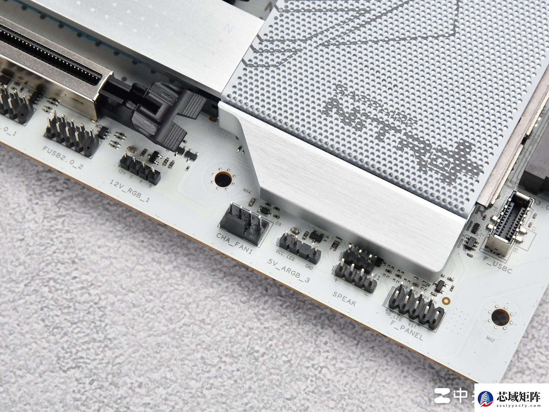 支持背插显卡！蓝宝石 NITRO+ 氮动极光 X870EA PhantomLink PE主板评测