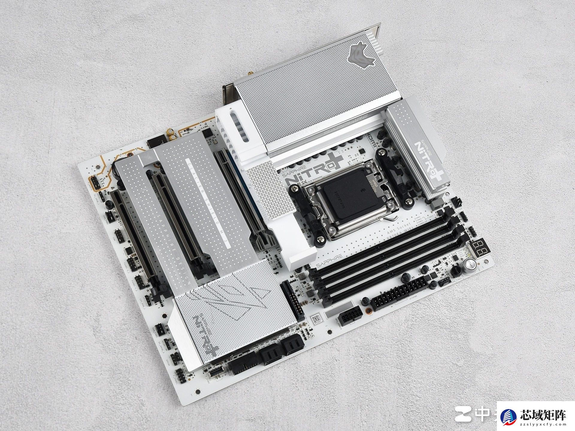 支持背插显卡！蓝宝石 NITRO+ 氮动极光 X870EA PhantomLink PE主板评测