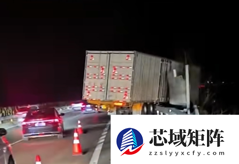 高速上小车硬挤货车夹缝：被来回撞击秒变废铁