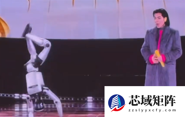 追觅机器人年会摔倒翻车 萧敬腾俯身去扶被撒贝宁调侃碰瓷