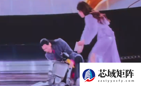 追觅机器人年会摔倒翻车 萧敬腾俯身去扶被撒贝宁调侃碰瓷