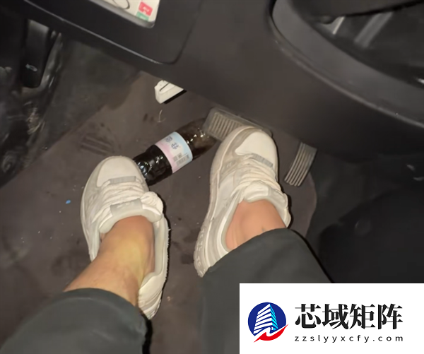 春运开车水瓶别放车门槽！男子亲历水瓶卡住刹车险酿车祸