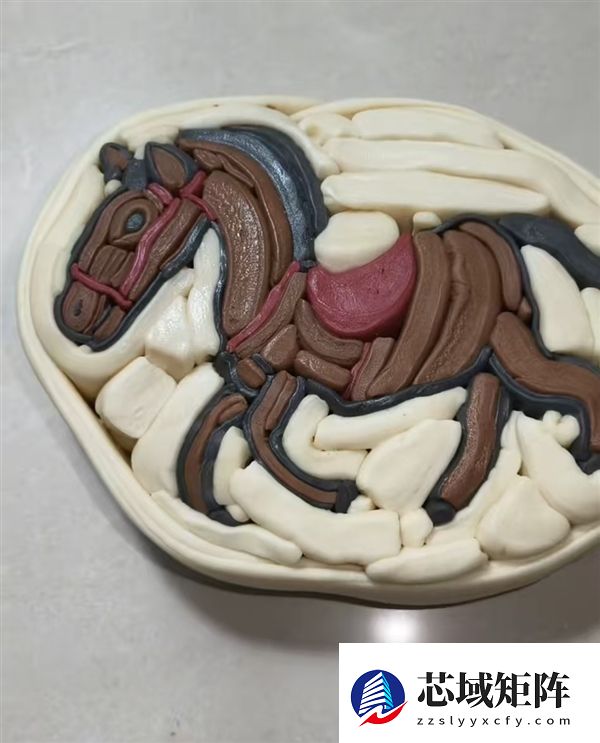 用天然果蔬调色！女子自制马年主题饺子皮