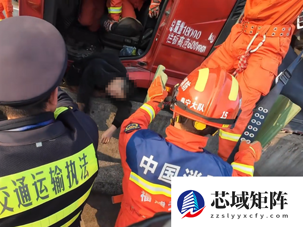 尴尬：男子跳车自救被卡20米高空 头朝下命悬一线