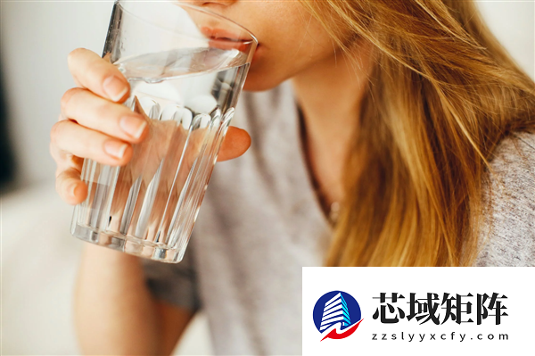 “中式生活守则”爆火！喝了几辈子的热水怎么被老外学去了 你爱喝凉水还是热水