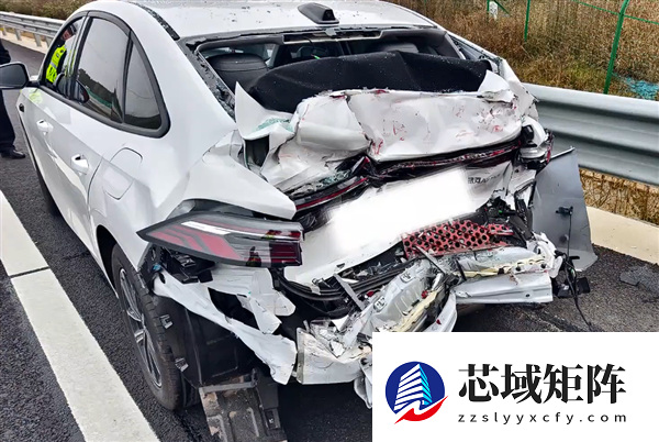 新手图新鲜体验“智驾” 脱手致系统自动减速：惨遭大货追尾