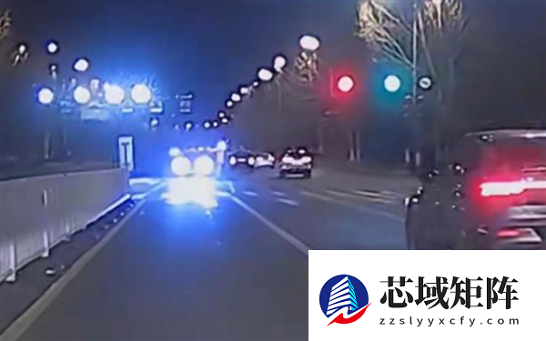 大快人心！对向小车狂闪远光灯挑衅 警车路过直接截停