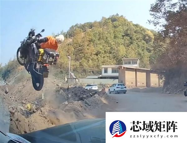 飞驰人生现实版！云南一女子骑摩托车失控坠坡意外走红