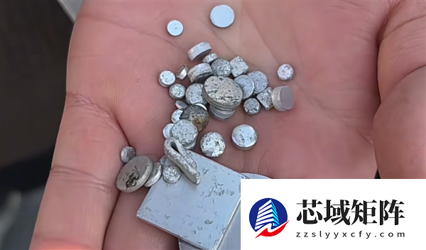 河南商丘多人在国道边停车捡银子 多到捡不完：交警回应系铝合金废料