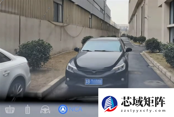 直行车道被乱停车堵住华为智驾会当场死机吗 实测太惊艳！