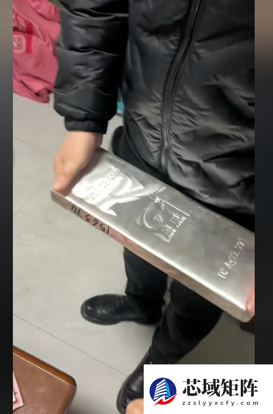全网最贵压岁钱！山东一舅舅送5岁外甥女30斤银砖  家长不敢收第二天归还