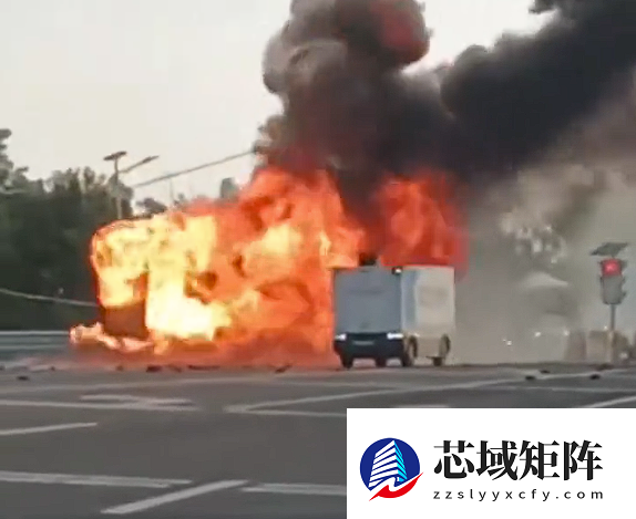 两台轿车相撞碎片散落一地 无人驾驶送货车放着歌华丽路过