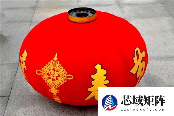 00后女儿给父母买新衣： 父母秒变80岁