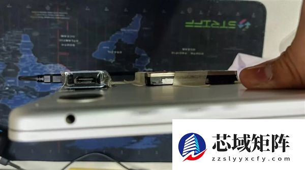 辣眼睛！为省固态钱MacBook Air“丑陋”改装：胶带硬粘外挂SATA硬盘