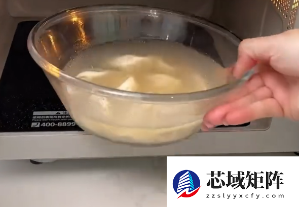 揭秘微波炉的无火魔法：水分子的狂舞与摩擦生热