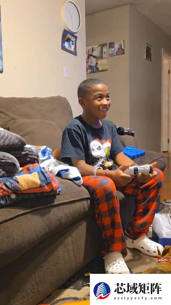 男孩拆礼先收控制器后获PS5主机，情绪过山车感动全网