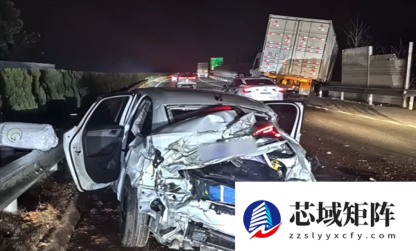 高速上小车硬挤货车夹缝：被来回撞击秒变废铁