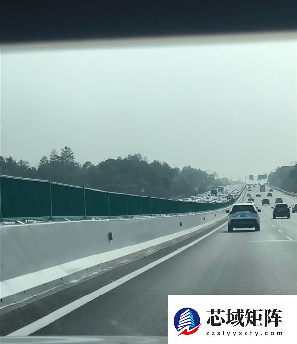 春节返程高速上演冰火两重天：一侧堵到暂停 一侧畅通无阻