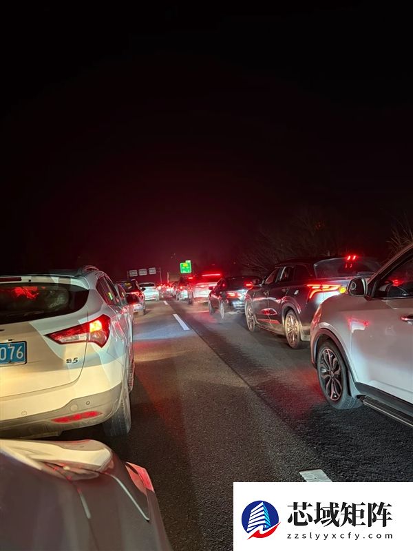 大聪明们半夜出发全堵高速上了 车主：有点后悔