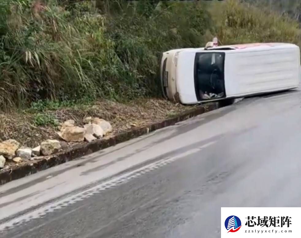 面包车侧翻司机淡定玩游戏引热议