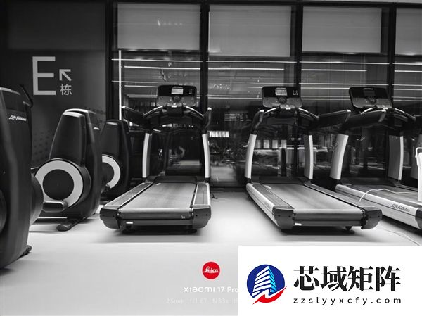 雷军微博换新头像了！网友：配合SU7 Ultra背景像是顶级赛车手