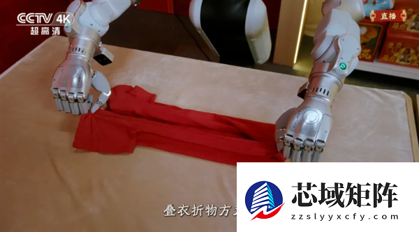 银河通用机器人与沈腾、马丽同台：大秀叠衣服等技能