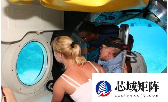 霍金与比基尼女子合影惊现爱泼斯坦档案 家人回应：护理人员