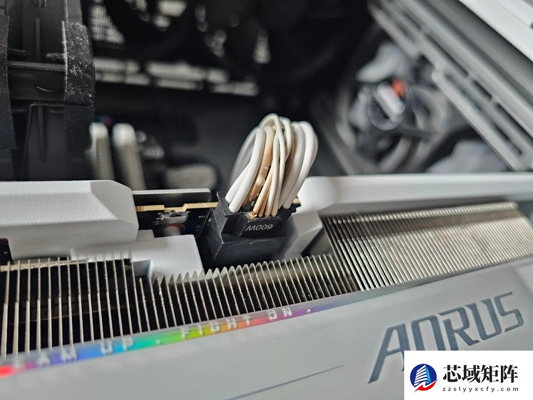 RTX 5090显卡供电口熔毁：跨年游戏突发烧毁事故