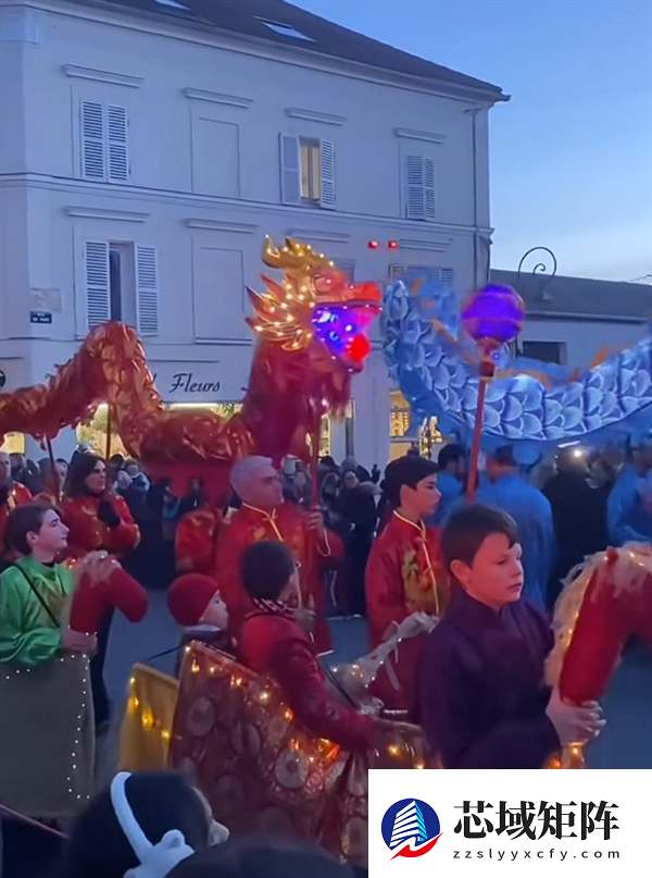 舞龙舞狮年味十足！法国万人村庄连续10年自费过春节