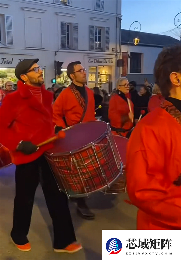 舞龙舞狮年味十足！法国万人村庄连续10年自费过春节