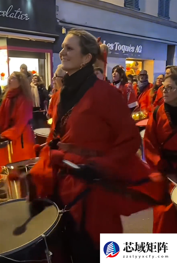 舞龙舞狮年味十足！法国万人村庄连续10年自费过春节