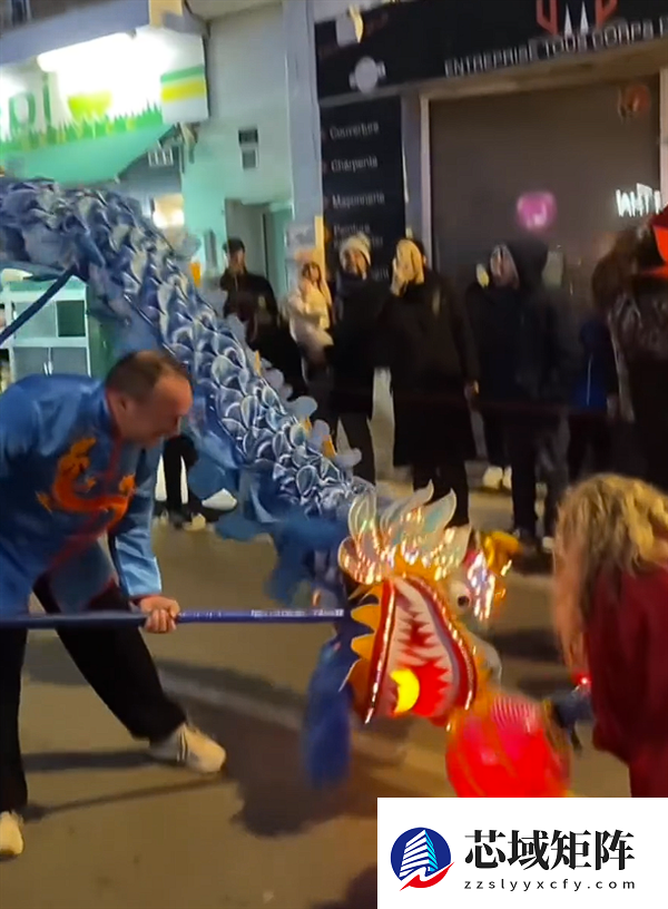 舞龙舞狮年味十足！法国万人村庄连续10年自费过春节