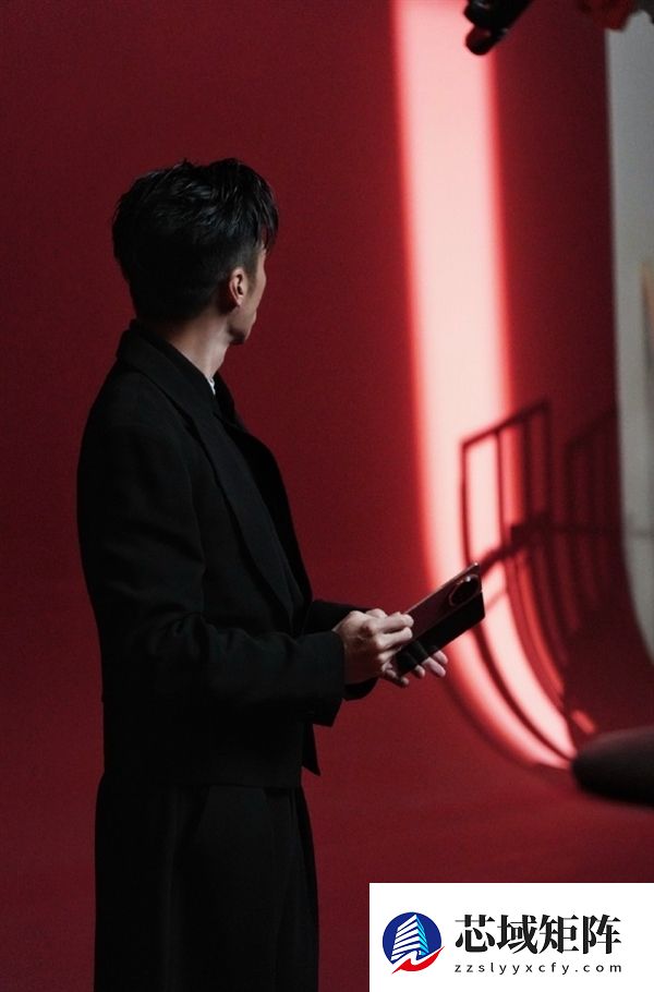 荣耀Magic V6配置确认：骁龙8E5+7150mAh折叠屏最大电池